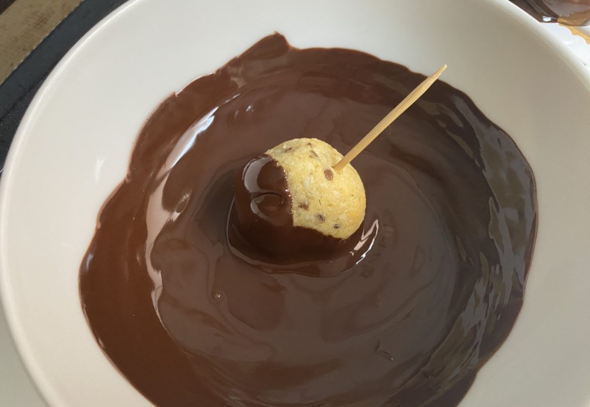 Panellets o castañas de almendra con chocolate