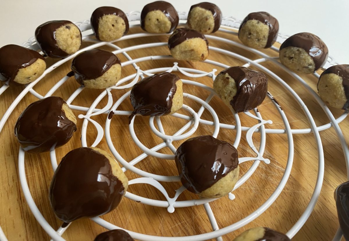 Panellets o castañas de almendra con chocolate