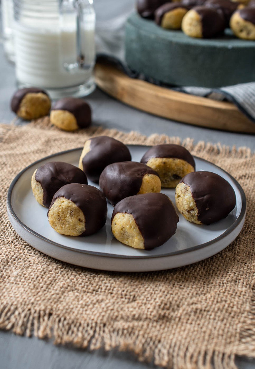 Panellets o castañas de almendra con chocolate
