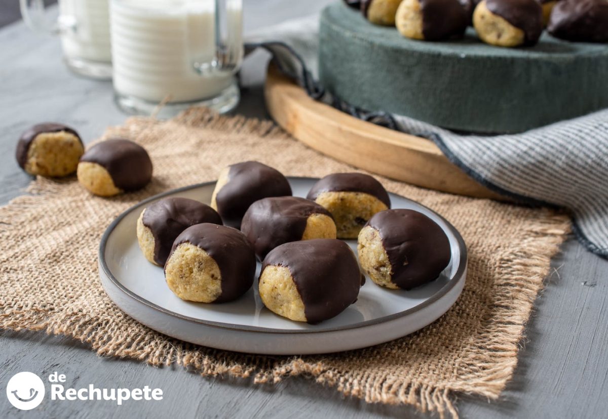 Panellets o castañas de almendra con chocolate