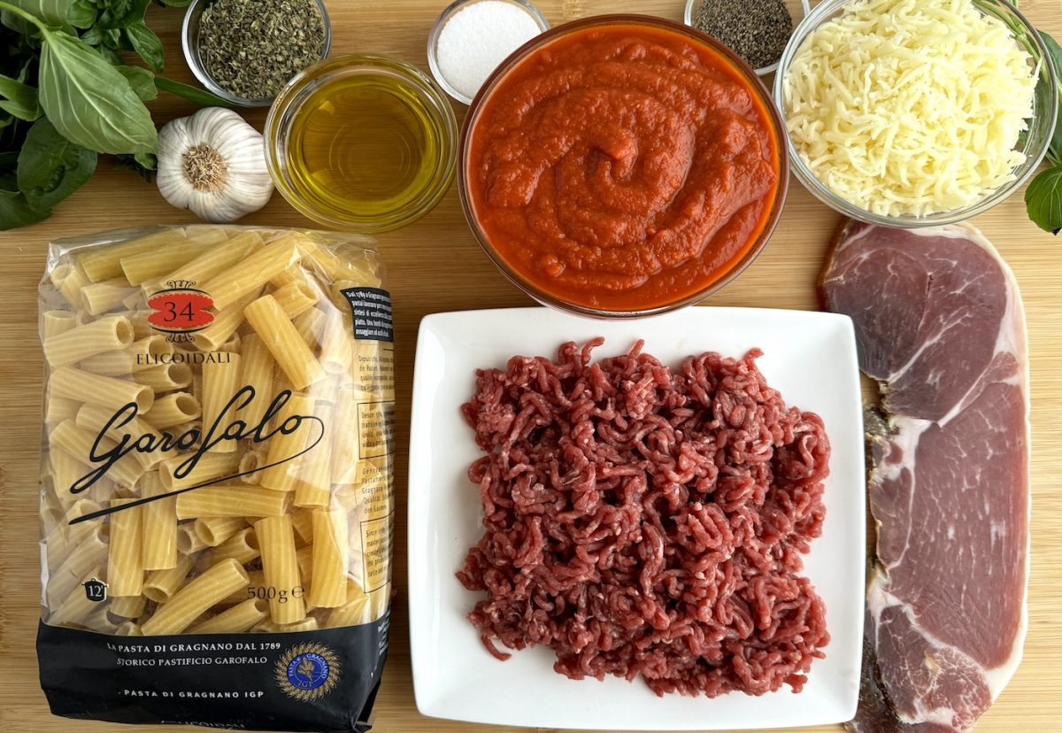 Pasta con carne picada y tomate al horno