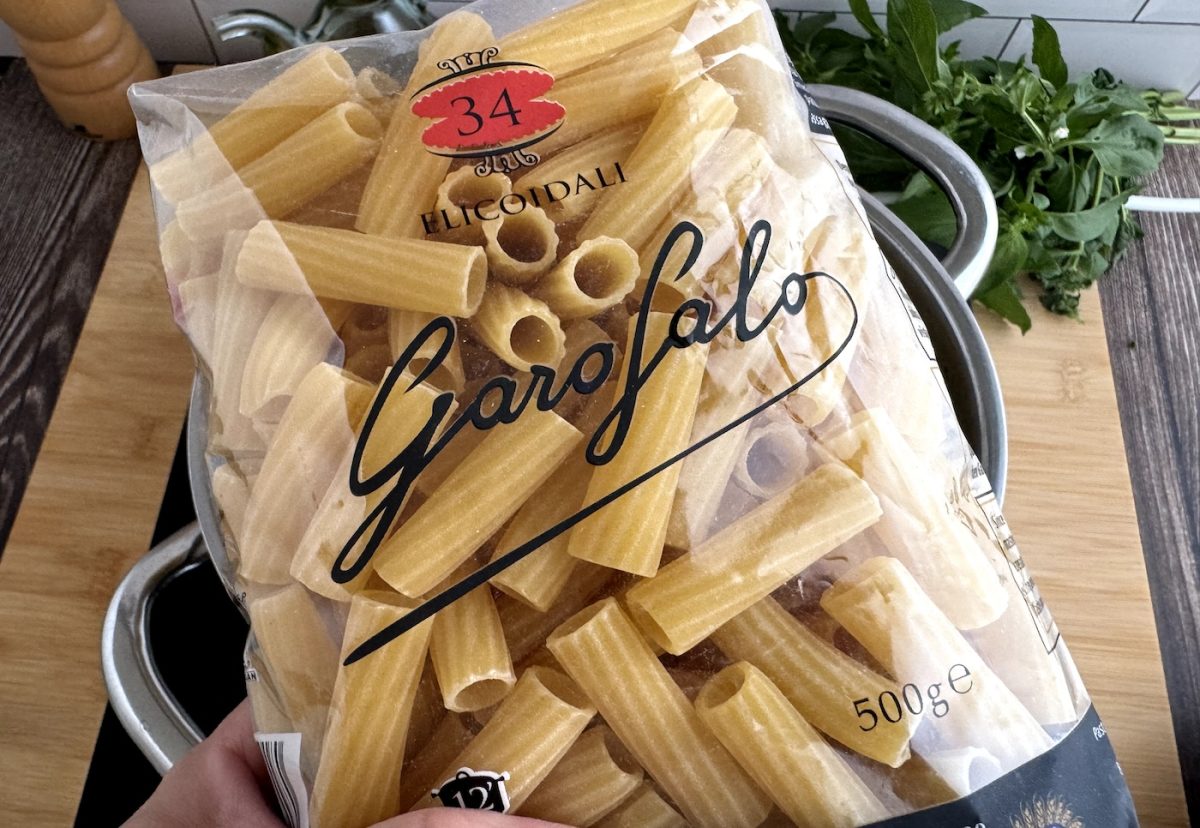 Pasta con carne picada y tomate al horno