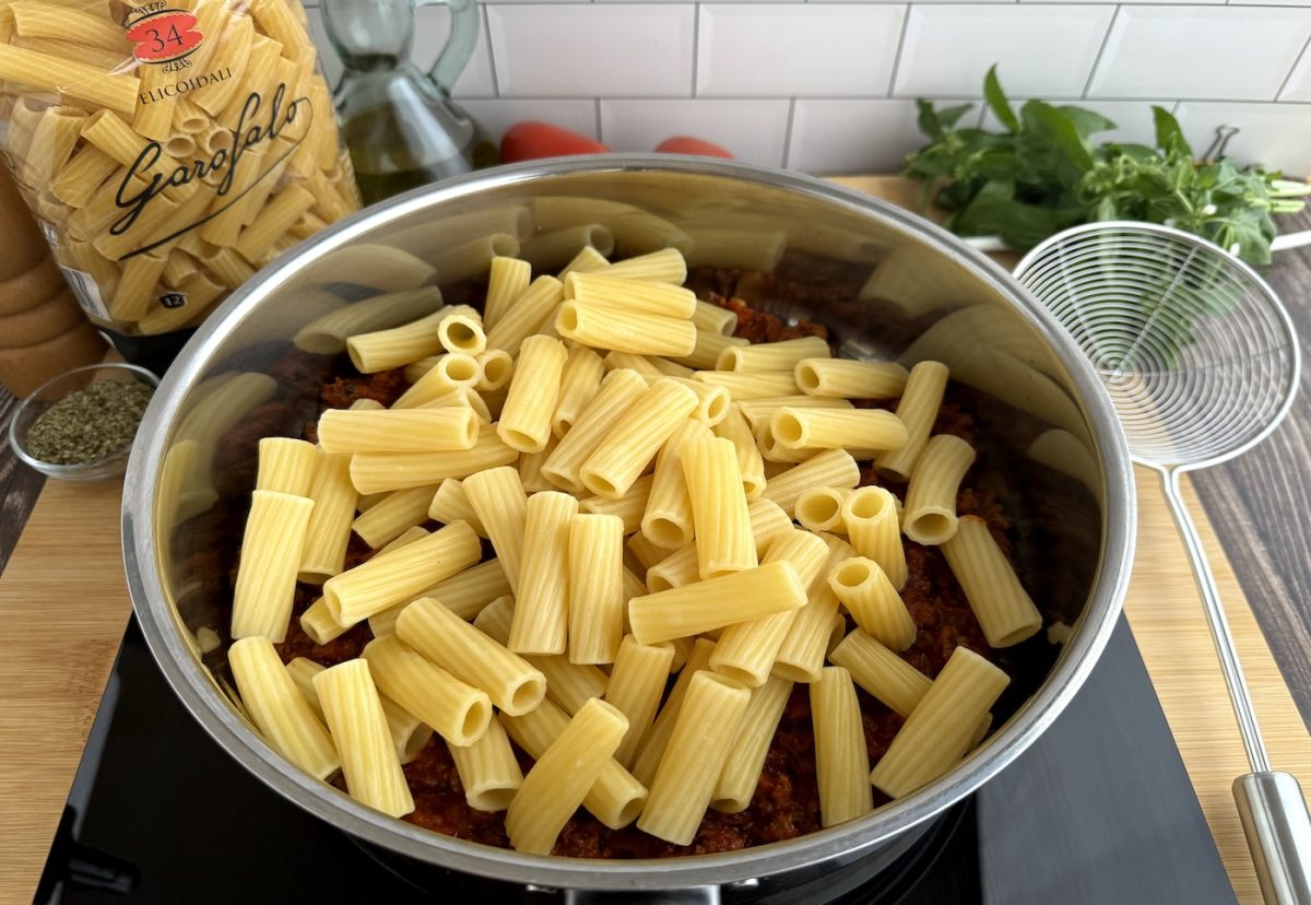 Pasta con carne picada y tomate al horno