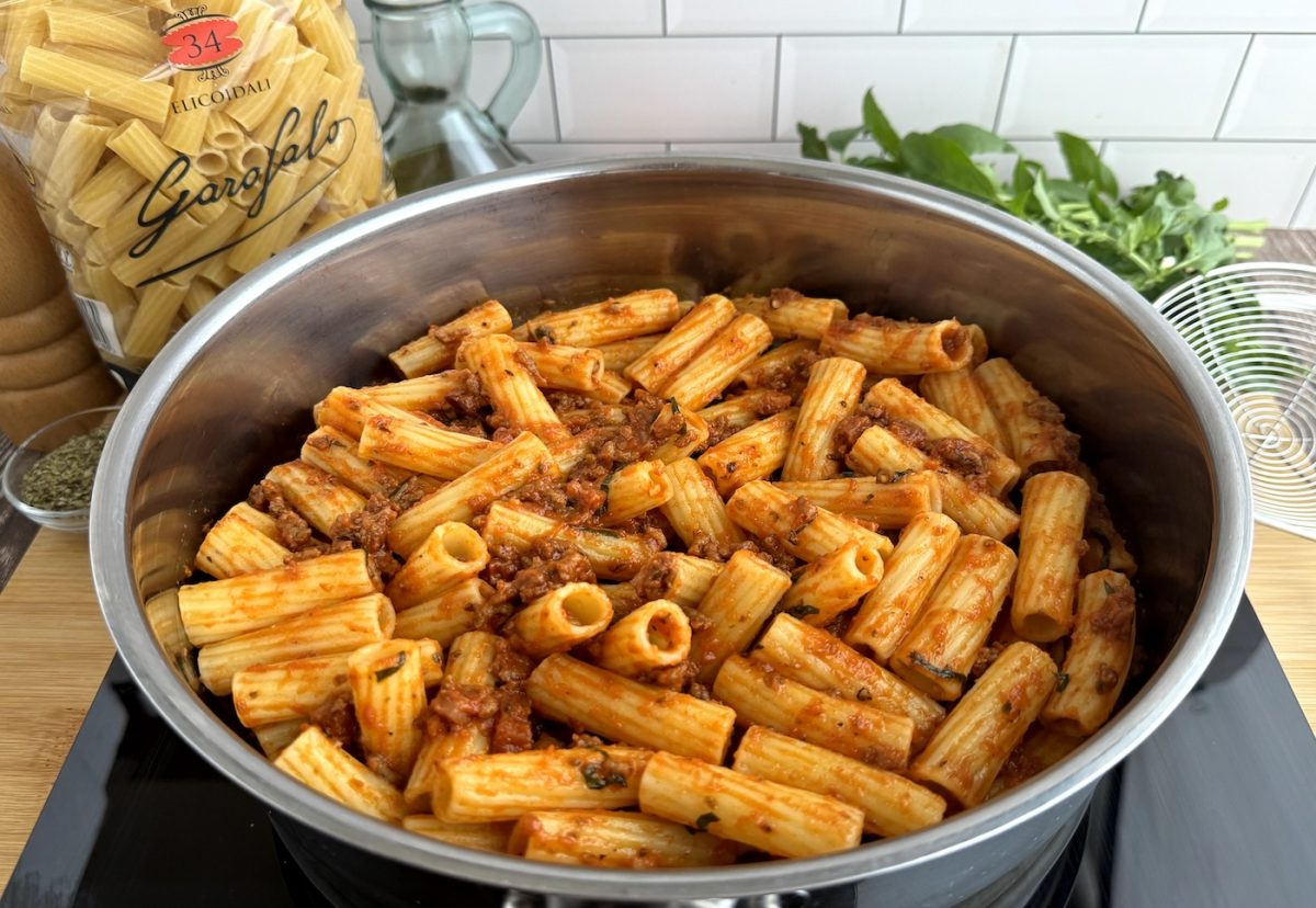 Pasta con carne picada y tomate al horno