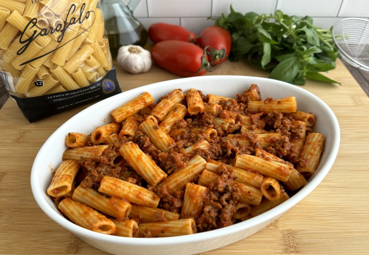 Pasta con carne picada y tomate al horno