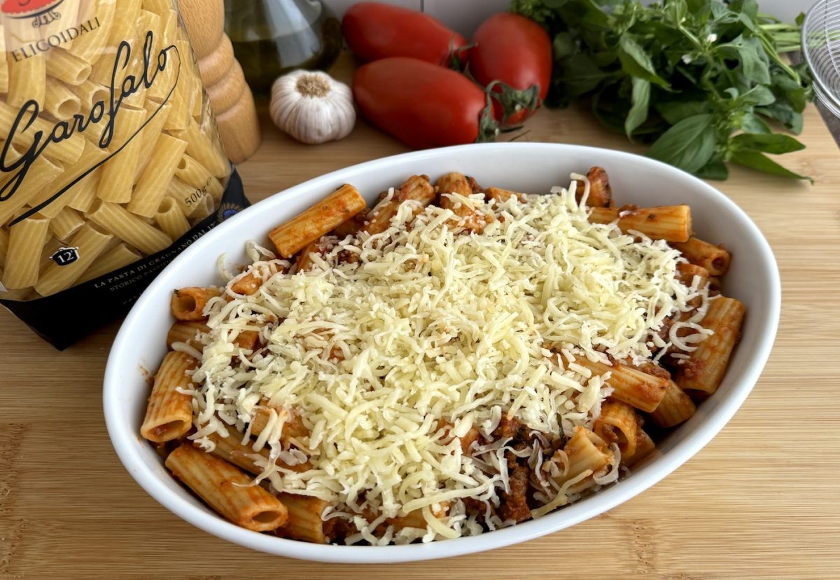 Pasta con carne picada y tomate al horno