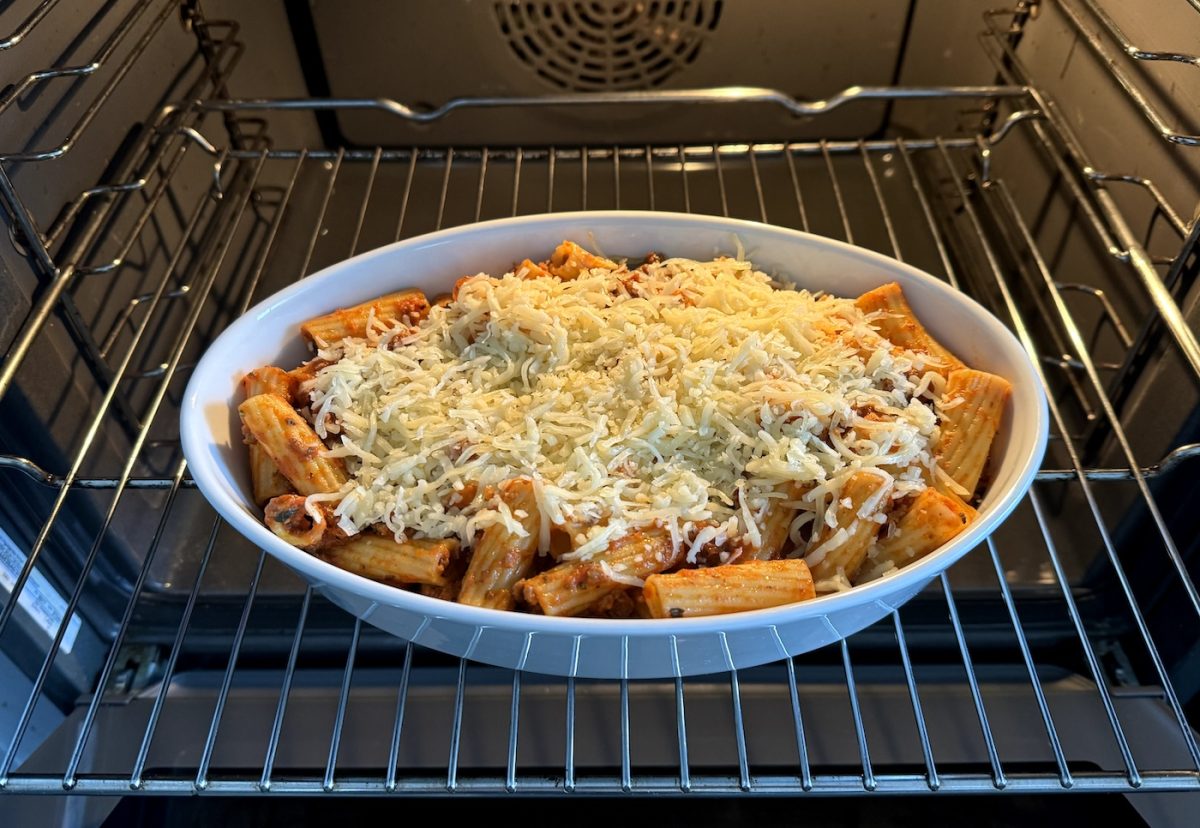 Pasta con carne picada y tomate al horno