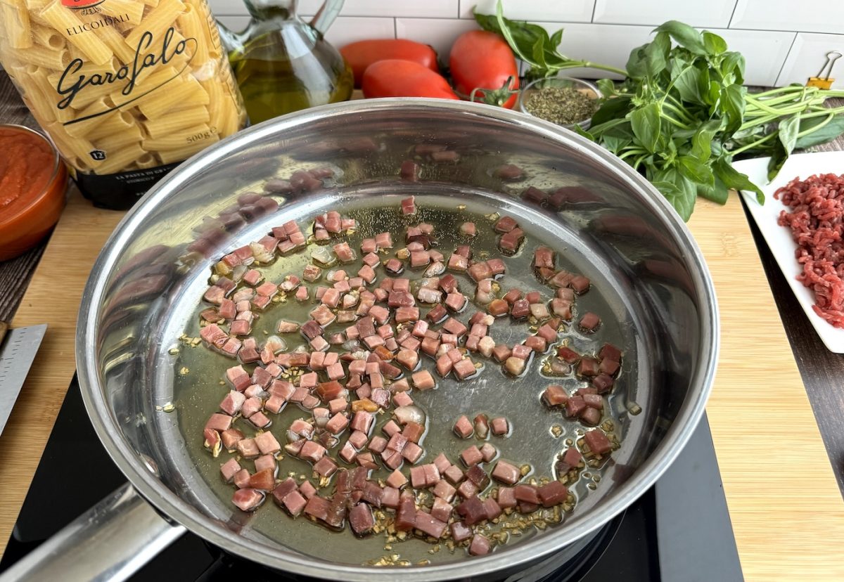 Pasta con carne picada y tomate al horno