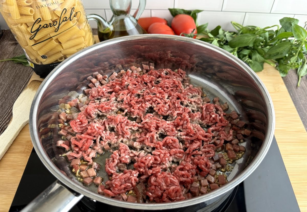Pasta con carne picada y tomate al horno
