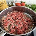 Pasta con carne picada y tomate al horno