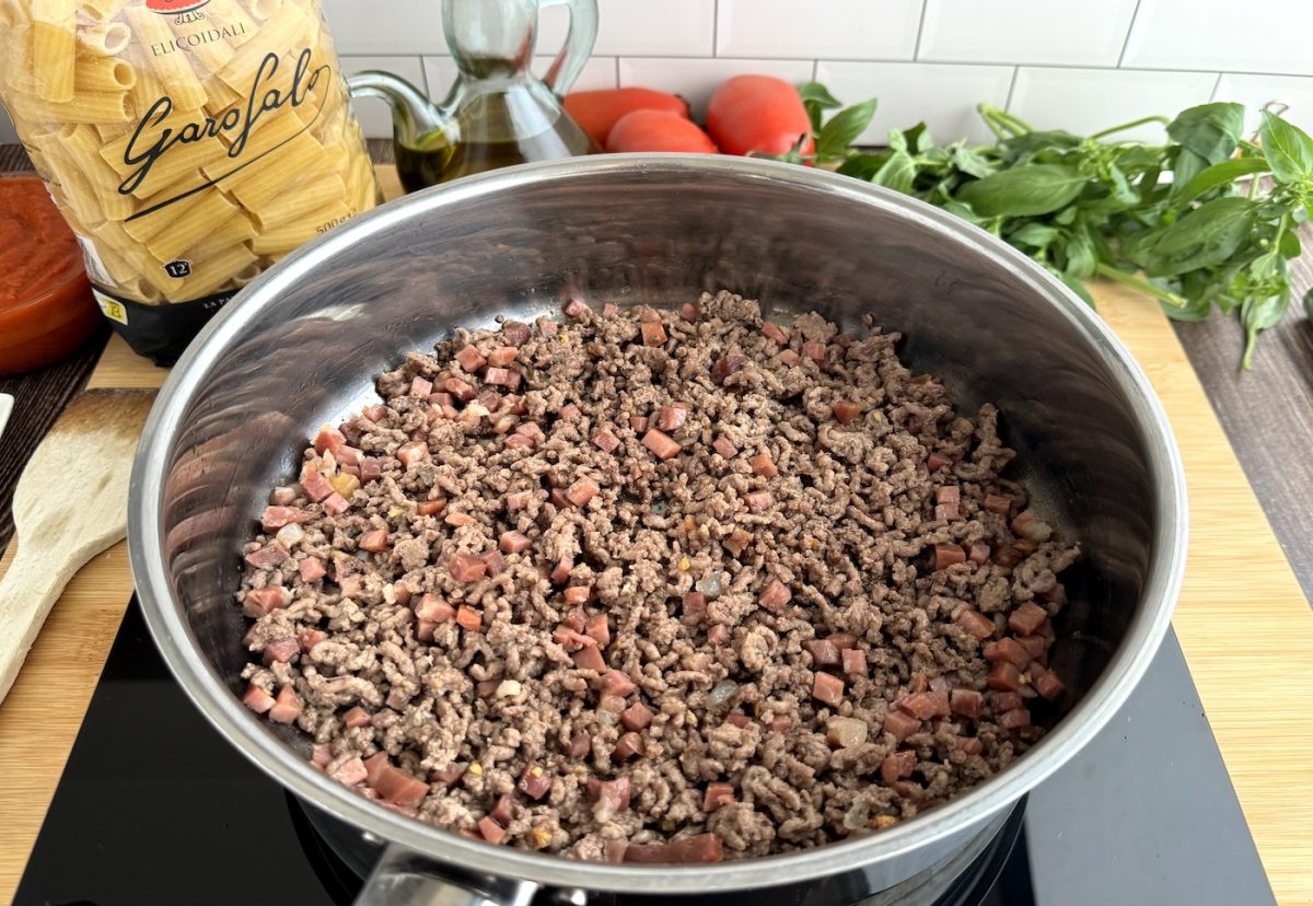 Pasta con carne picada y tomate al horno