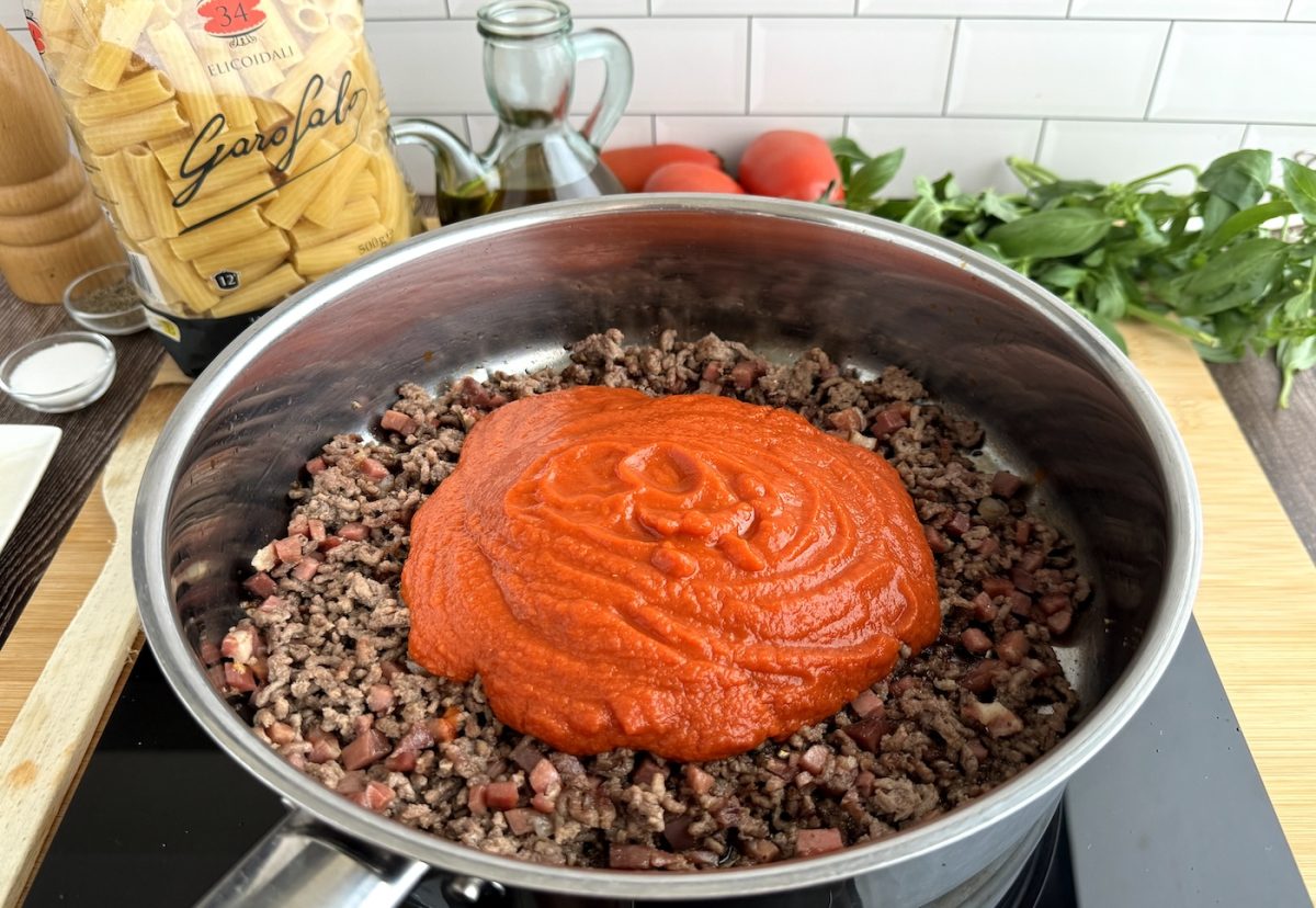 Pasta con carne picada y tomate al horno