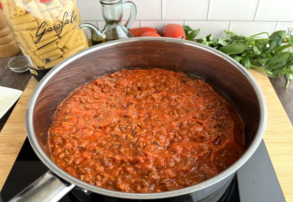 Pasta con carne picada y tomate al horno
