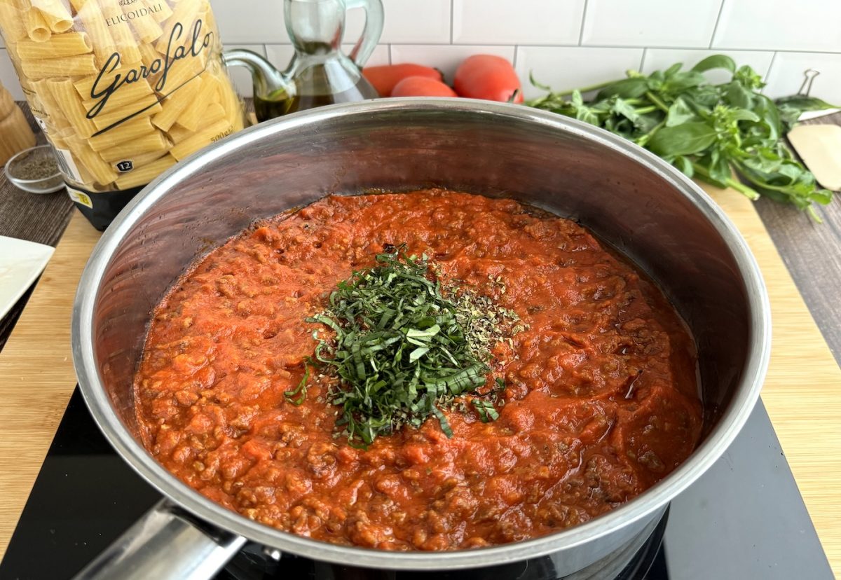 Pasta con carne picada y tomate al horno