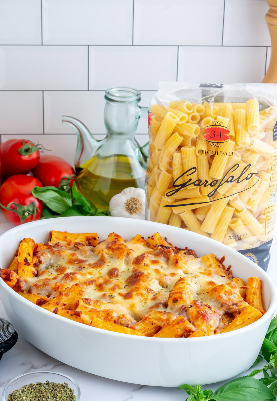 Pasta con carne picada y tomate al horno