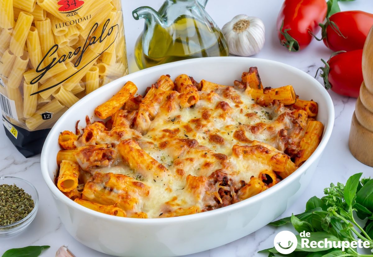 Pasta con carne picada y tomate al horno
