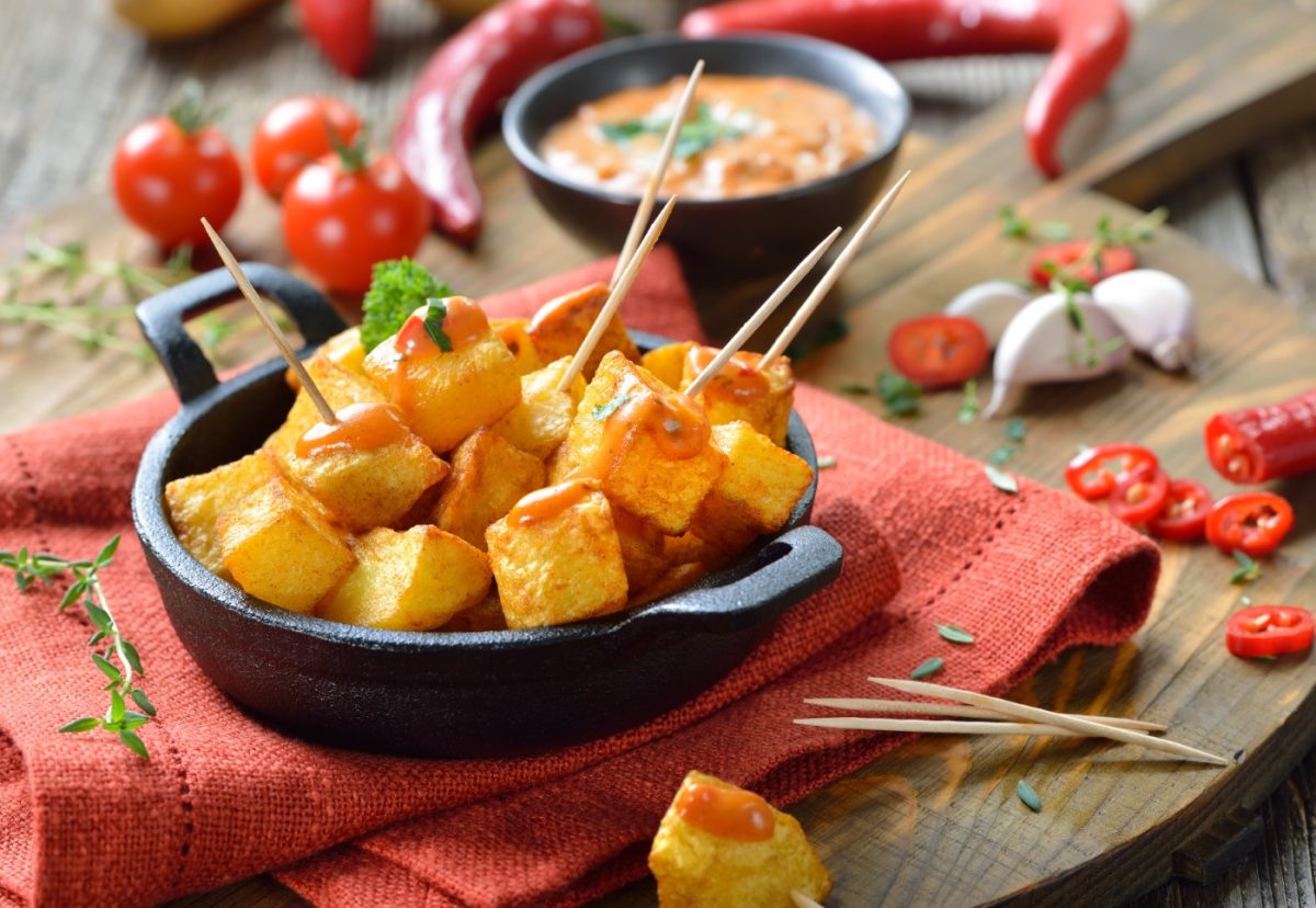 Historia de las patatas bravas. Origen, curiosidades y consejos