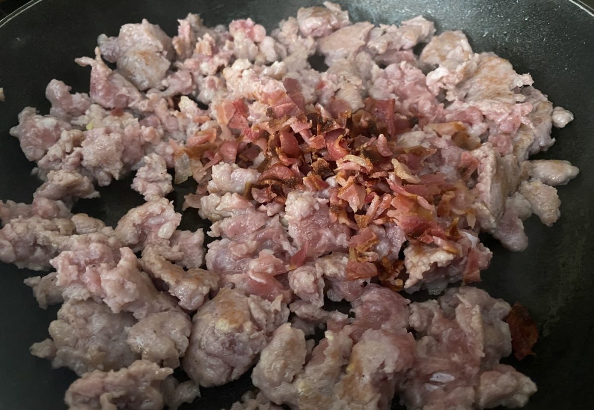 Patatas enmascaradas. Receta fácil con butifarra y ajo