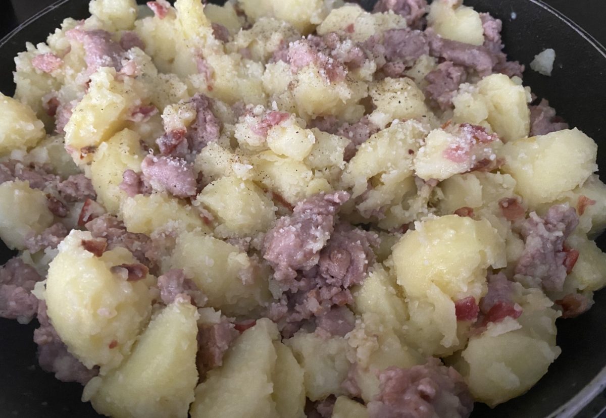 Patatas enmascaradas. Receta fácil con butifarra y ajo