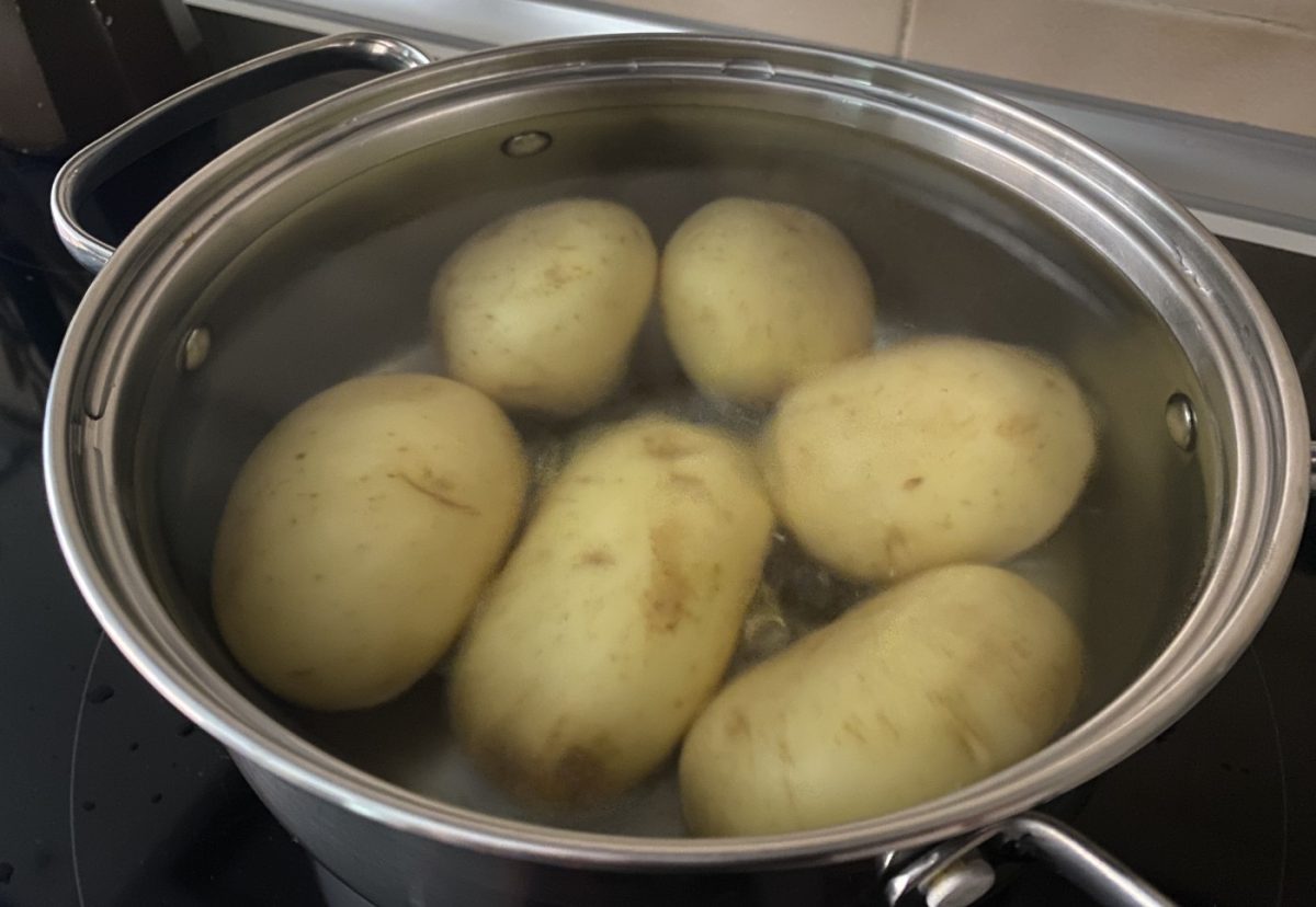 Patatas enmascaradas. Receta fácil con butifarra y ajo
