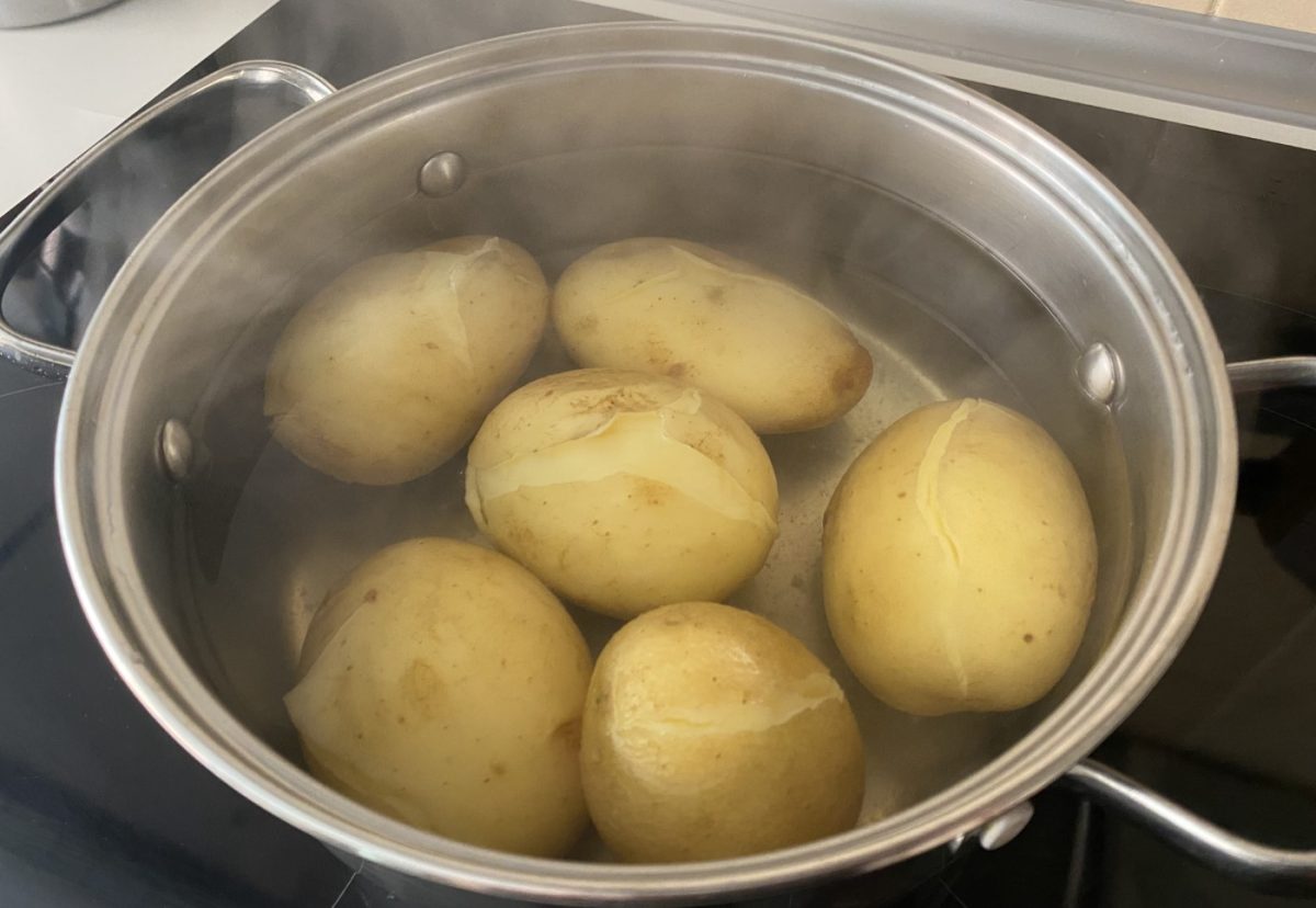 Patatas enmascaradas. Receta fácil con butifarra y ajo