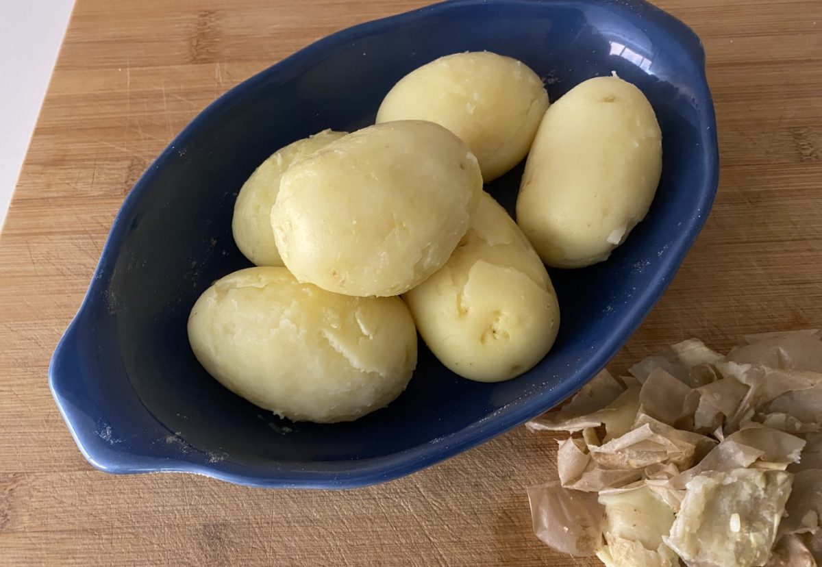 Patatas enmascaradas. Receta fácil con butifarra y ajo