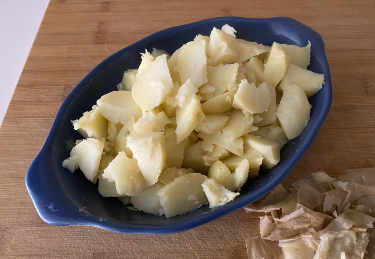 Patatas enmascaradas. Receta fácil con butifarra y ajo