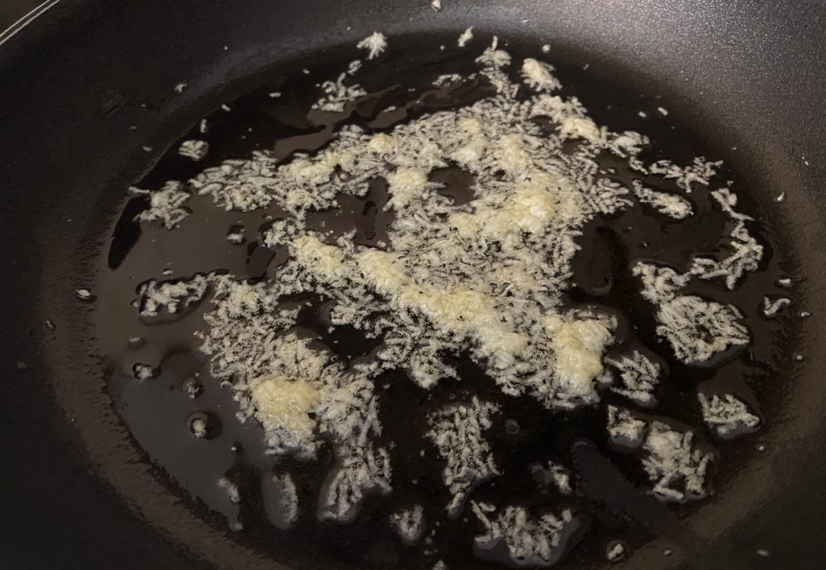 Patatas enmascaradas. Receta fácil con butifarra y ajo