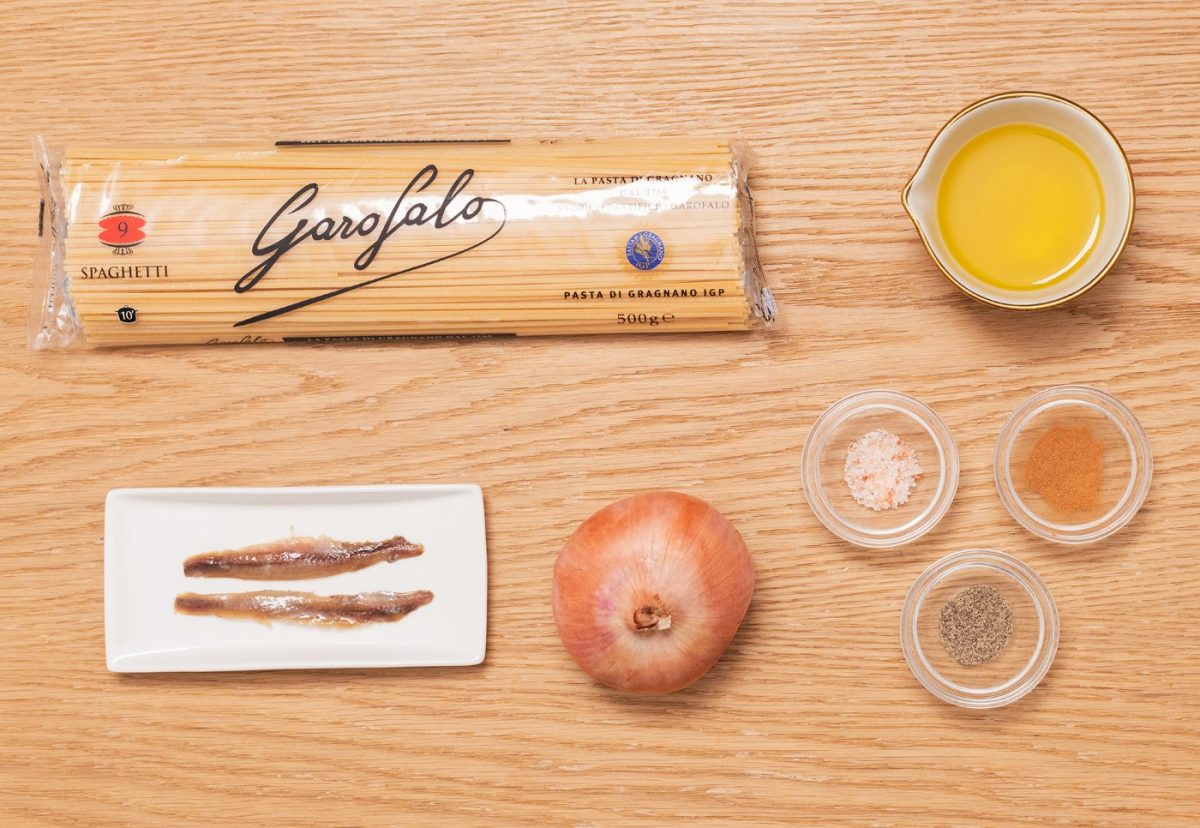 Spaghetti con cebolla y anchoas a la veneta paso a paso