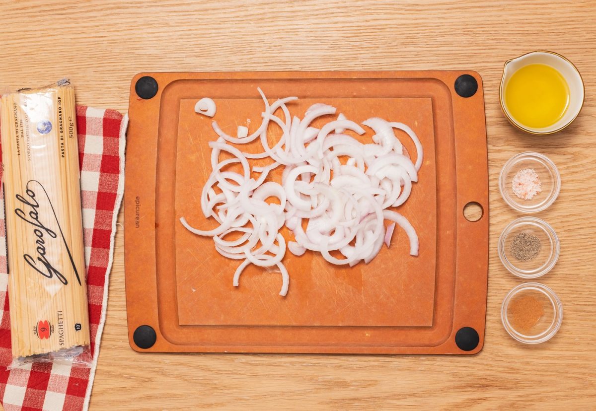 Spaghetti con cebolla y anchoas a la veneta paso a paso