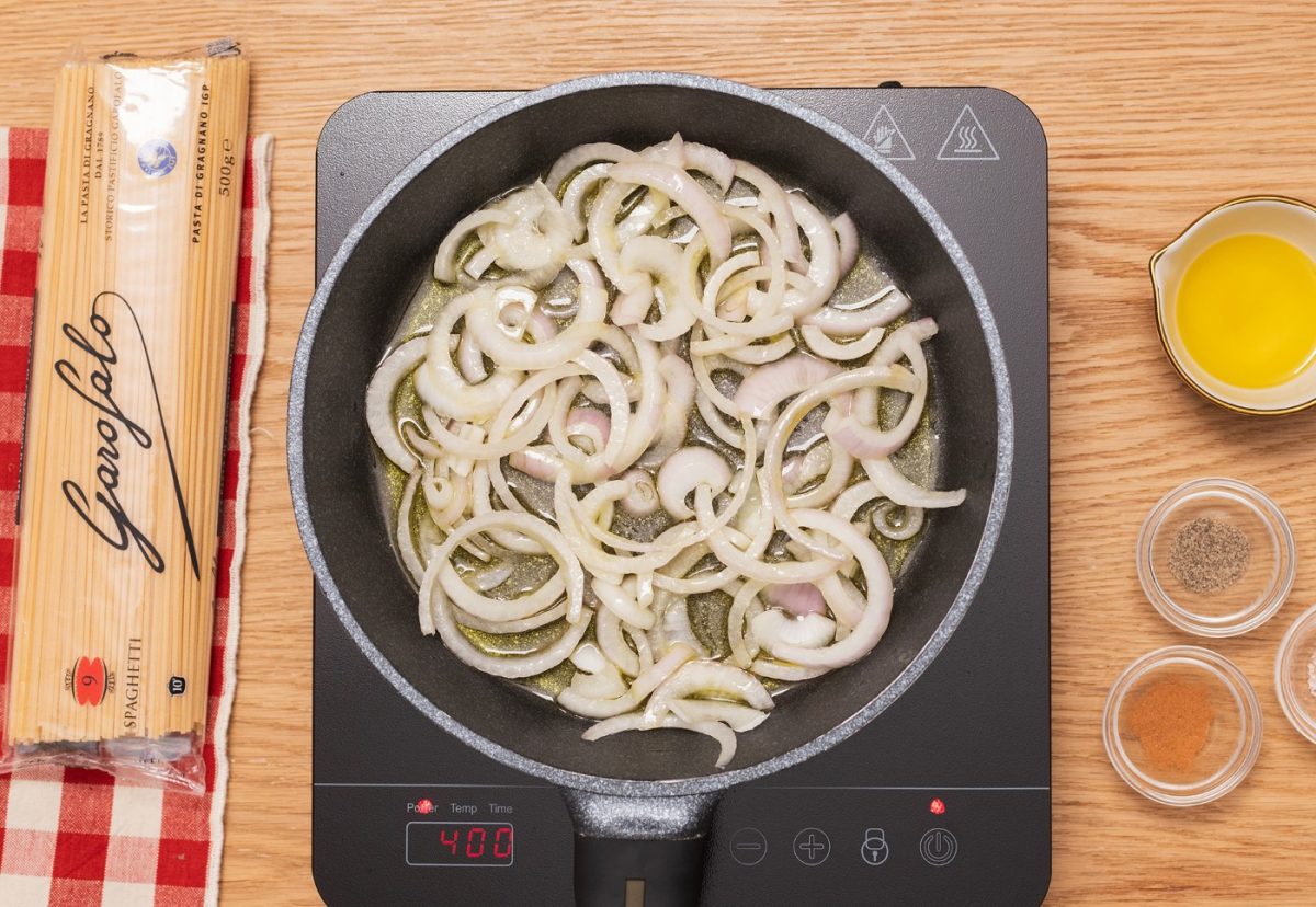 Spaghetti con cebolla y anchoas a la veneta paso a paso
