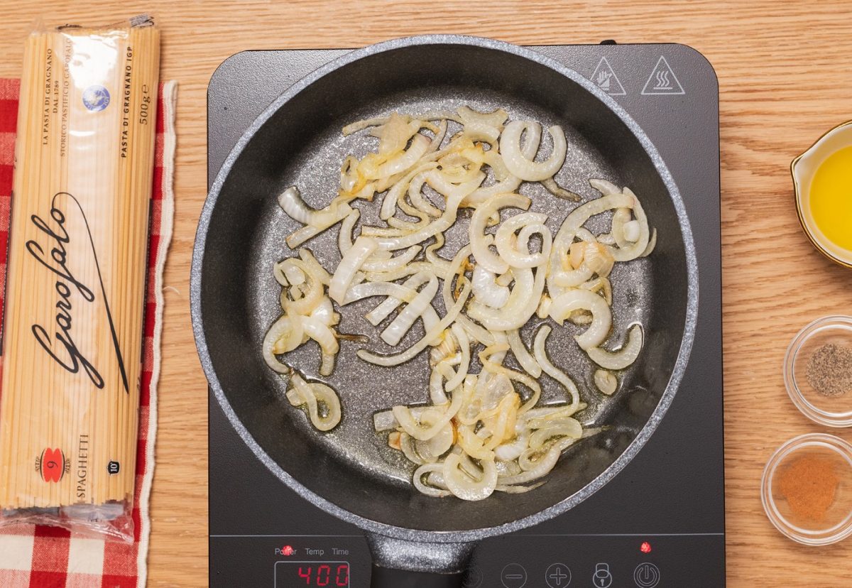Spaghetti con cebolla y anchoas a la veneta paso a paso