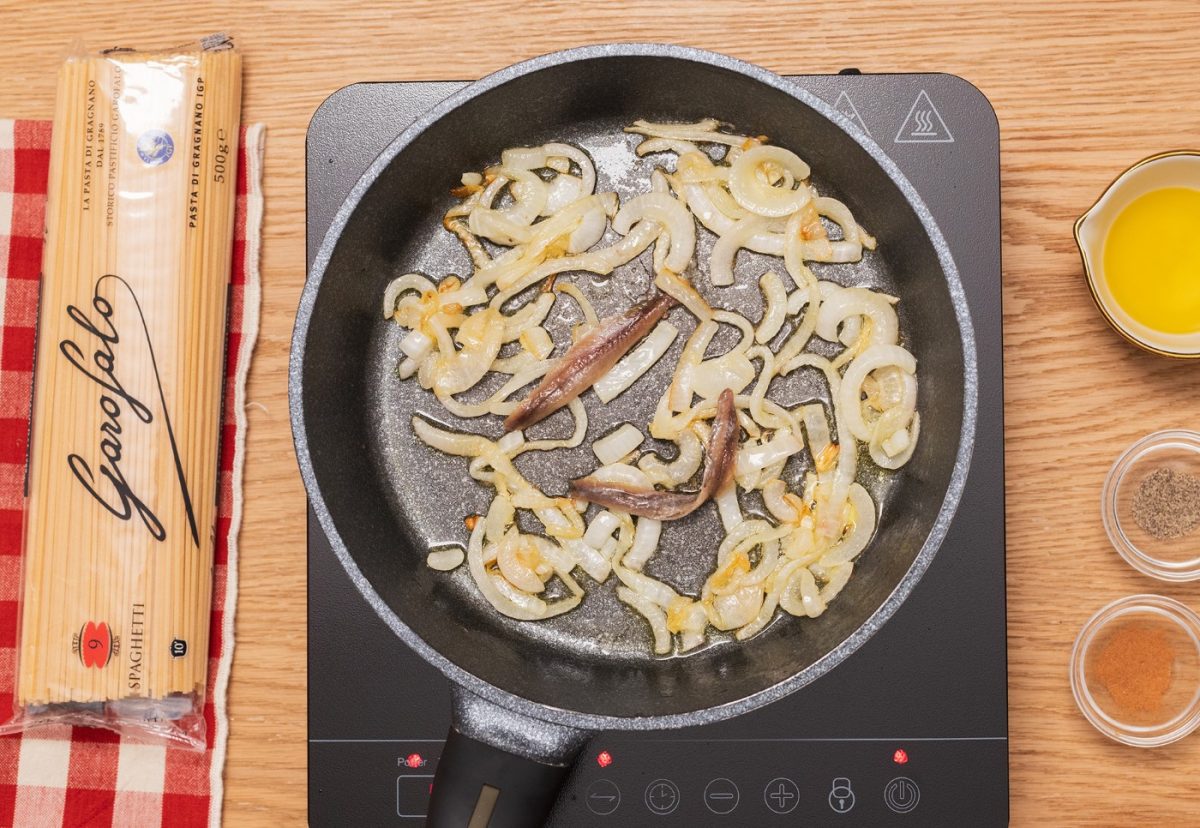 Spaghetti con cebolla y anchoas a la veneta paso a paso
