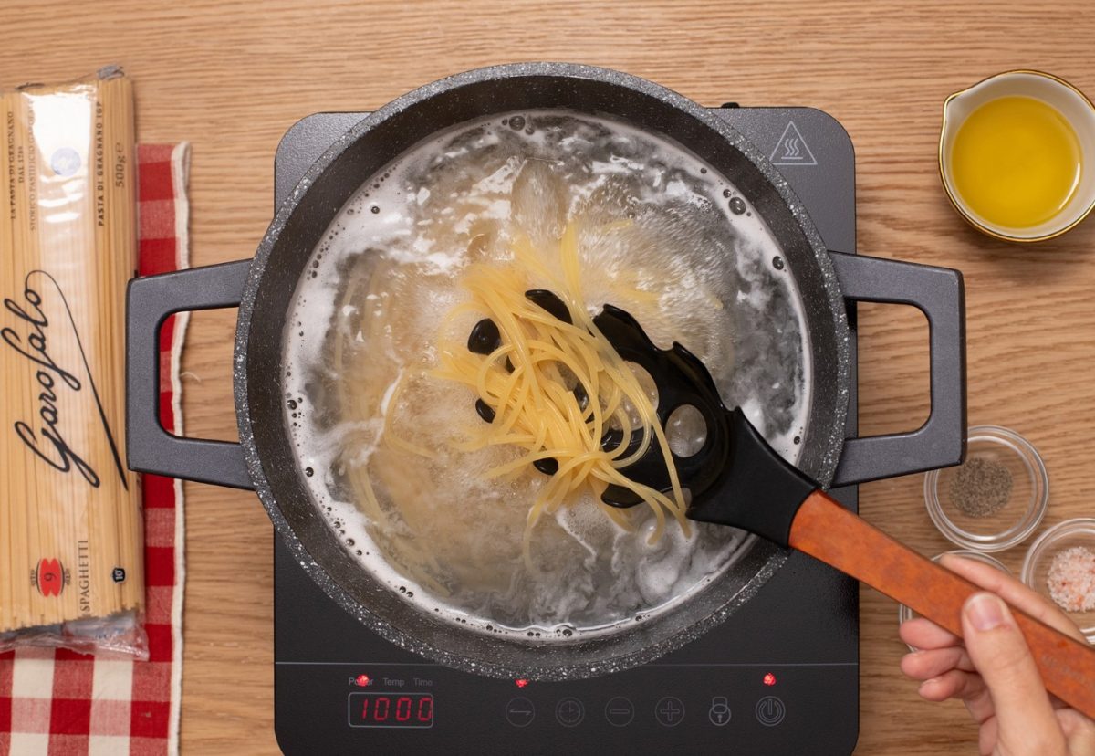 Spaghetti con cebolla y anchoas a la veneta paso a paso