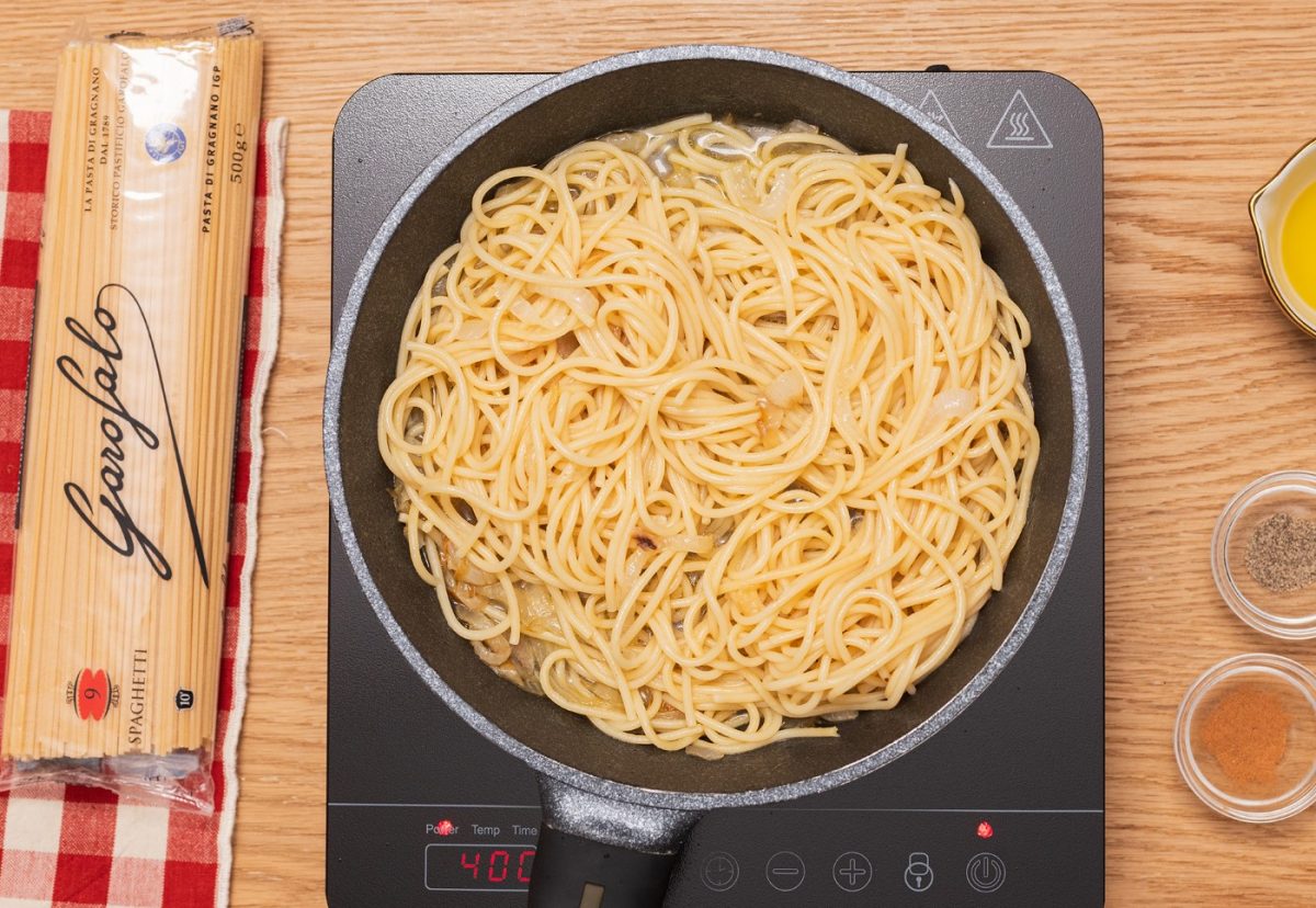 Spaghetti con cebolla y anchoas a la veneta paso a paso