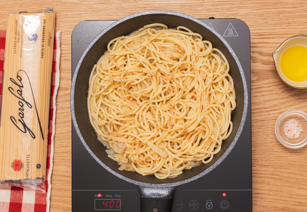 Spaghetti con cebolla y anchoas a la veneta paso a paso