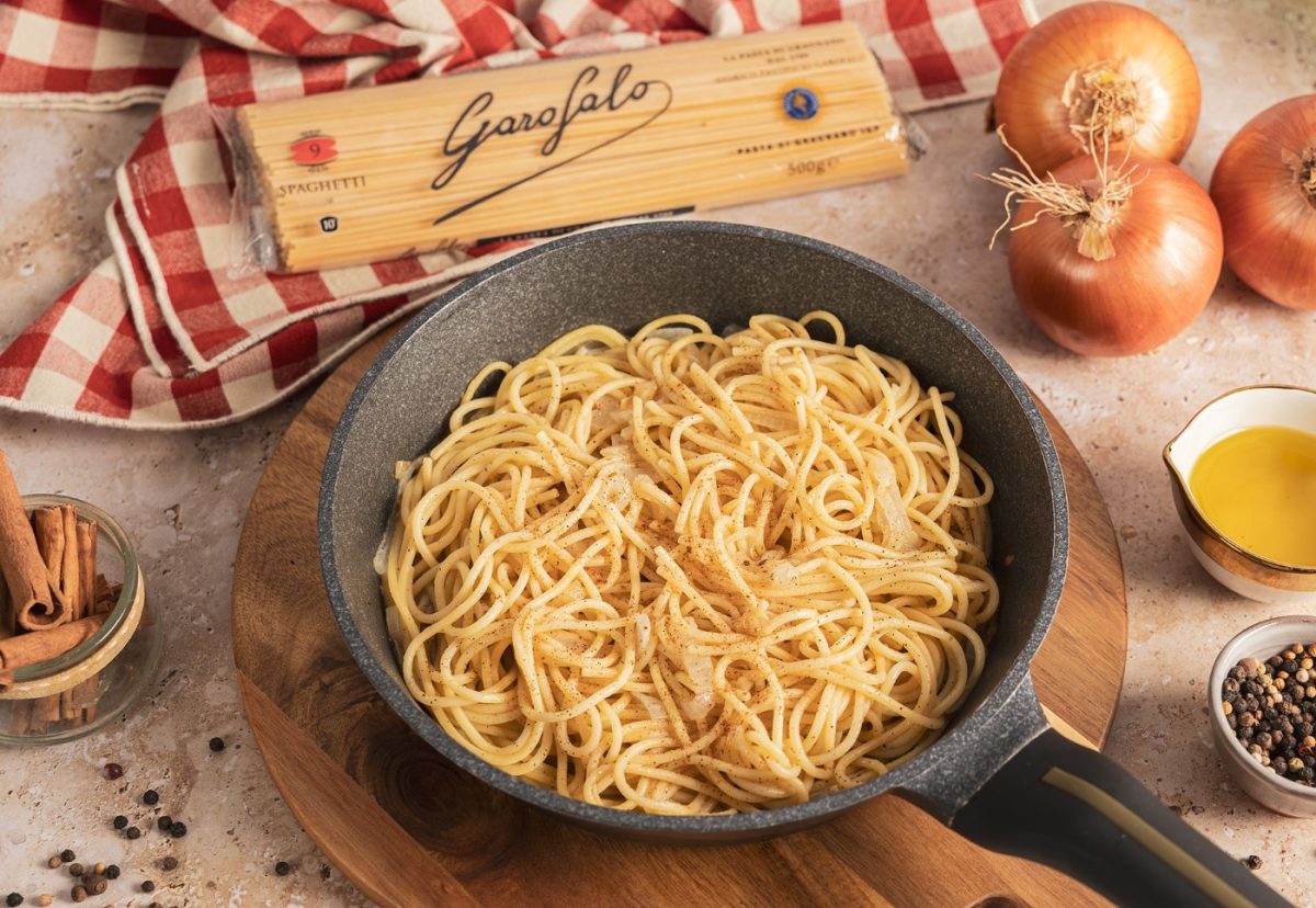 Spaghetti con cebolla y anchoas a la veneta paso a paso