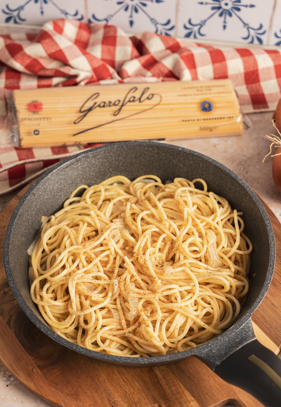 Spaghetti con cebolla y anchoas a la veneta paso a paso