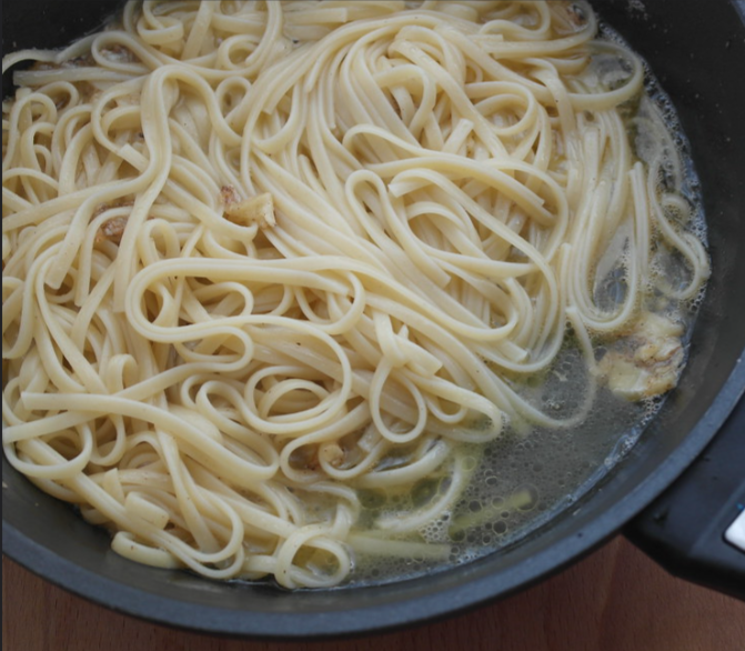 Tallarines con salsa de queso