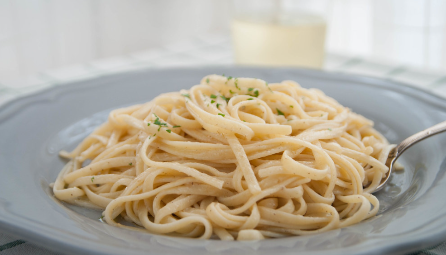 Tallarines con salsa de queso