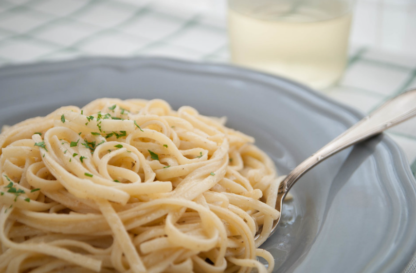 Tallarines con salsa de queso