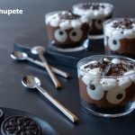 Vasitos mousse de chocolate y Oreo para Halloween paso a paso