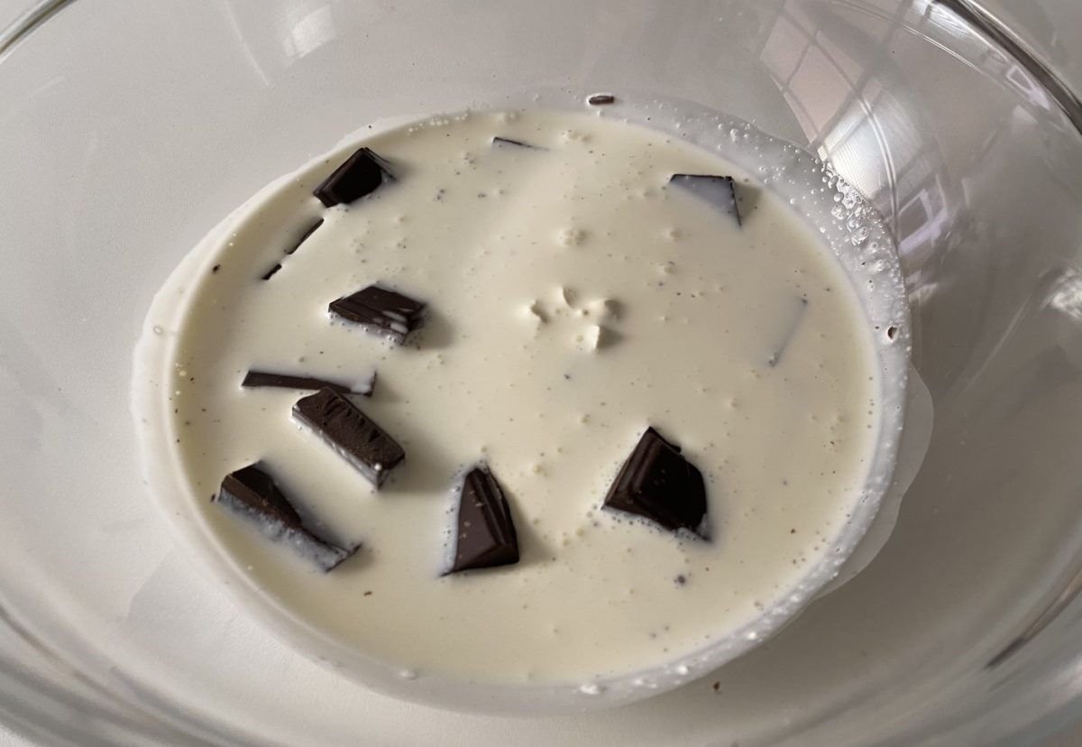 Vasitos mousse de chocolate y Oreo Halloween paso a paso