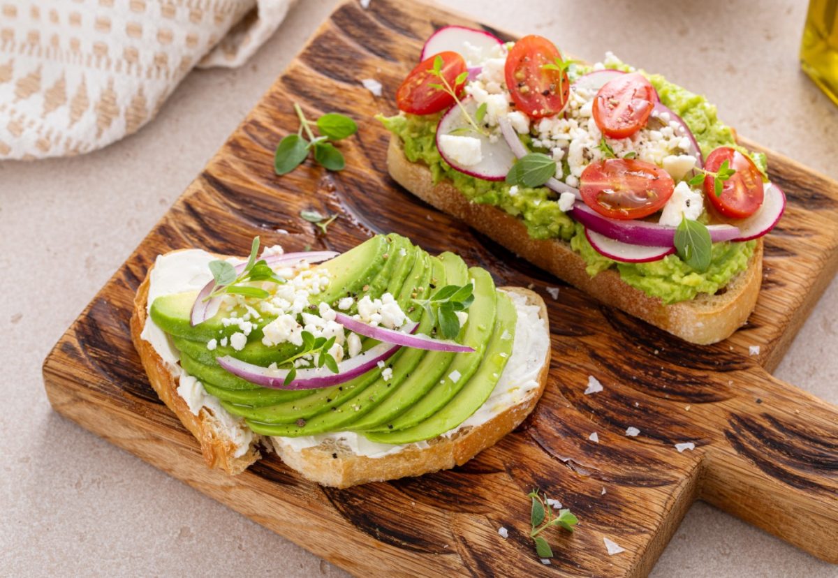 Tostas con aguacate. Origen, propiedades y 3 ideas para desayunar