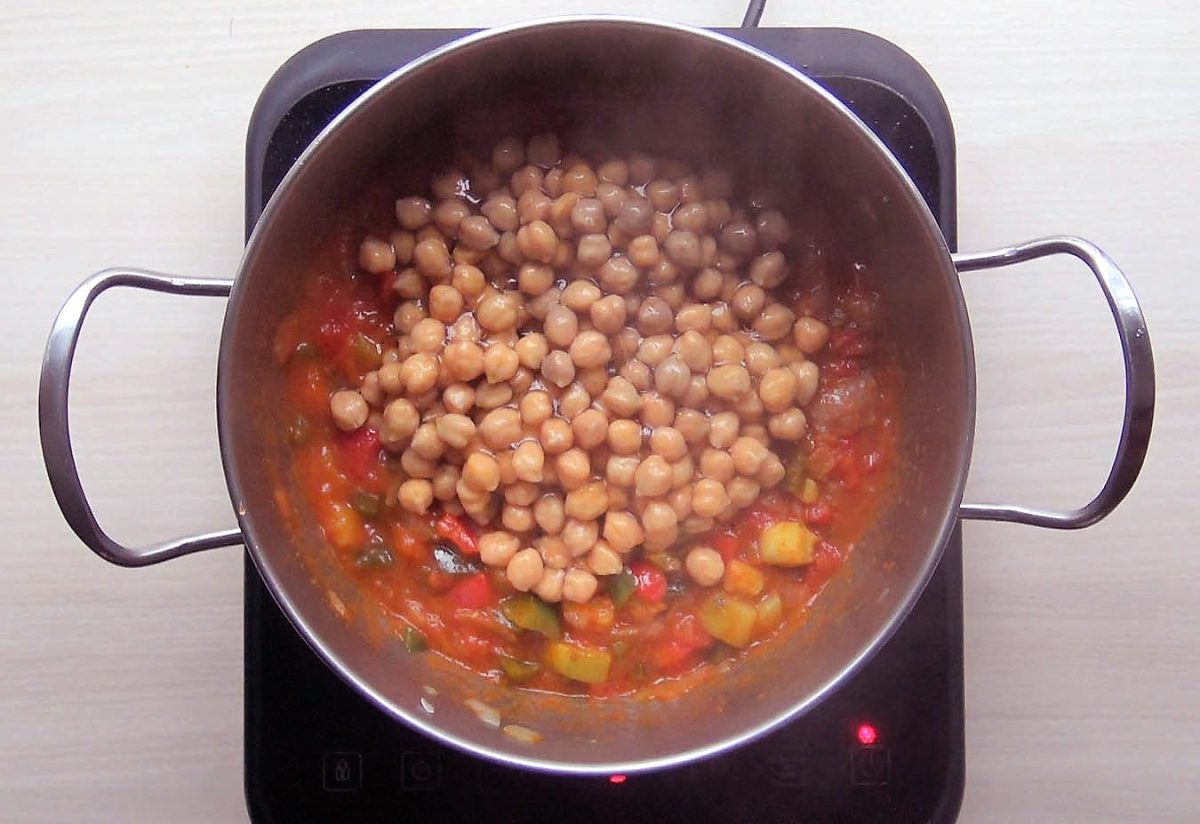 garbanzos con langostinos paso 13