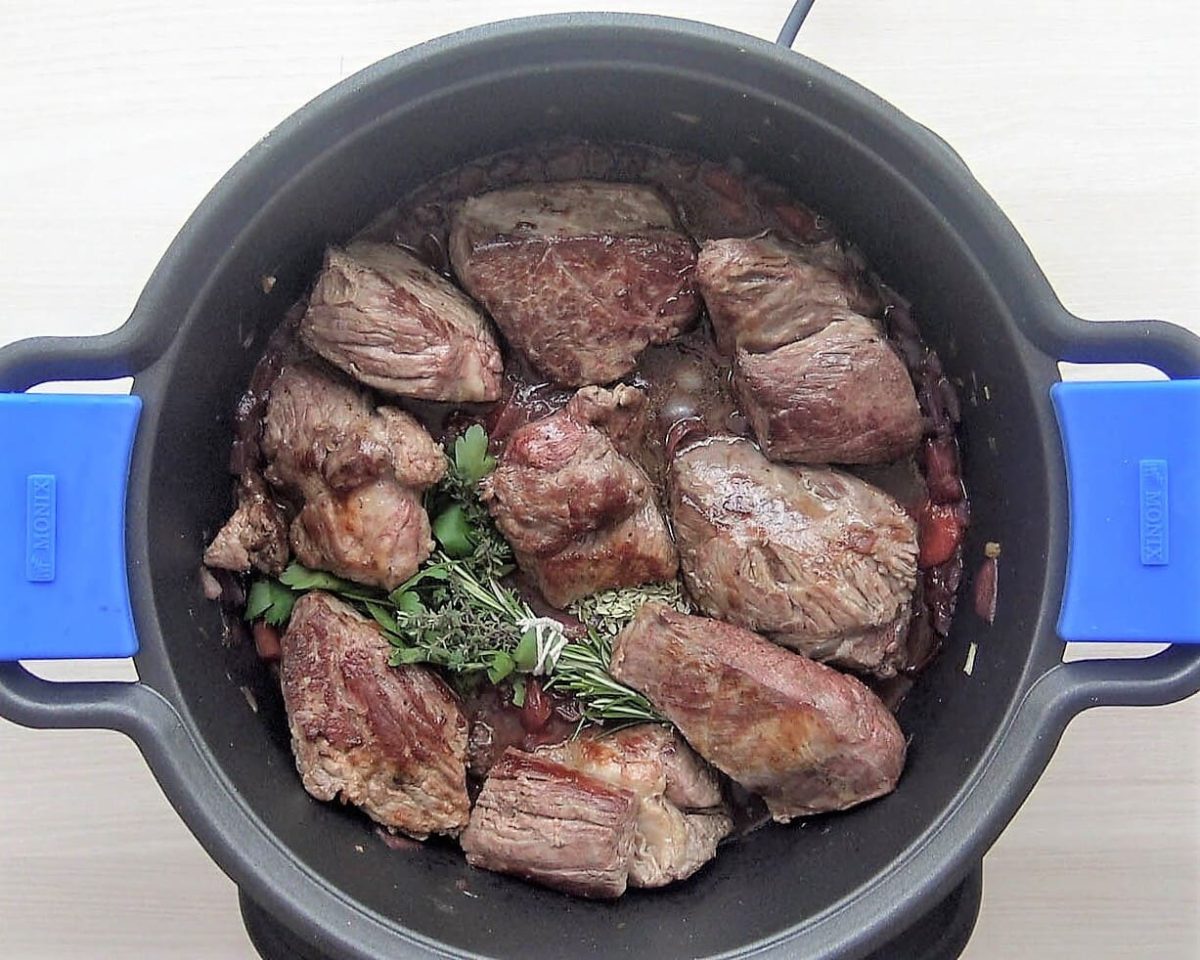 guiso de ternera con patatas receta de la abuela paso 12