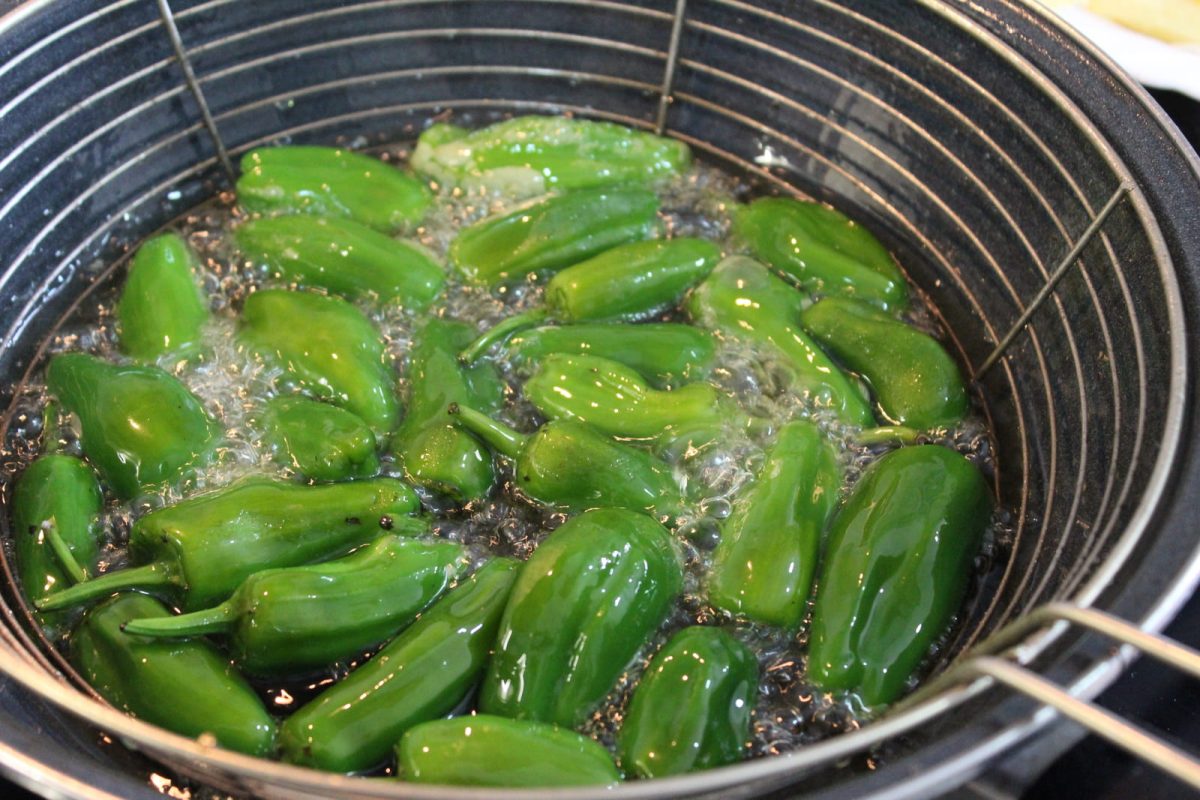 Freír pimientos de Padrón
