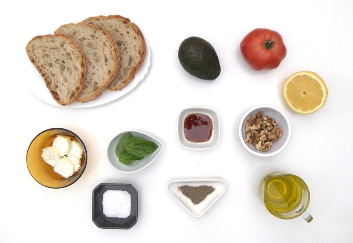 Tosta de aguacate con salmón ahumado. Un desayuno rápido y saludable