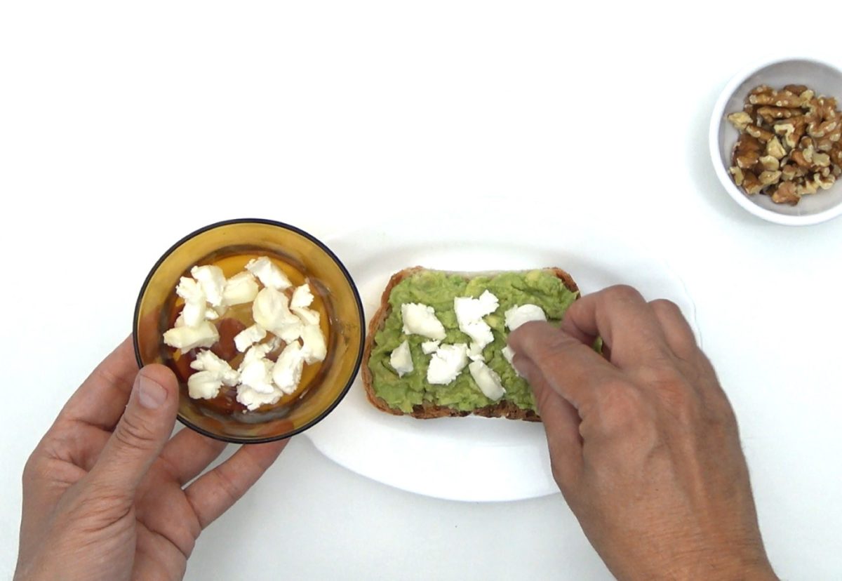 Tosta de aguacate con queso de cabra, nueces y miel