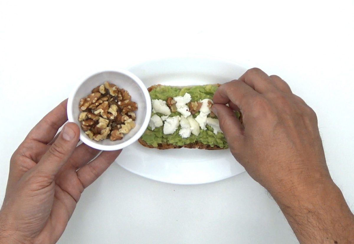 Tosta de aguacate con queso de cabra, nueces y miel